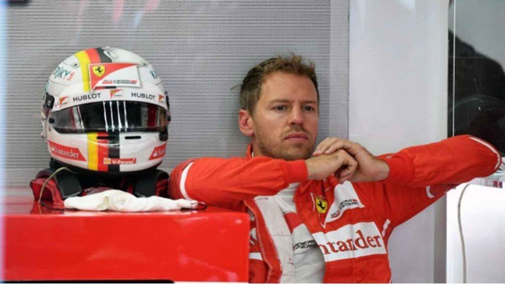 Vettel en su box.