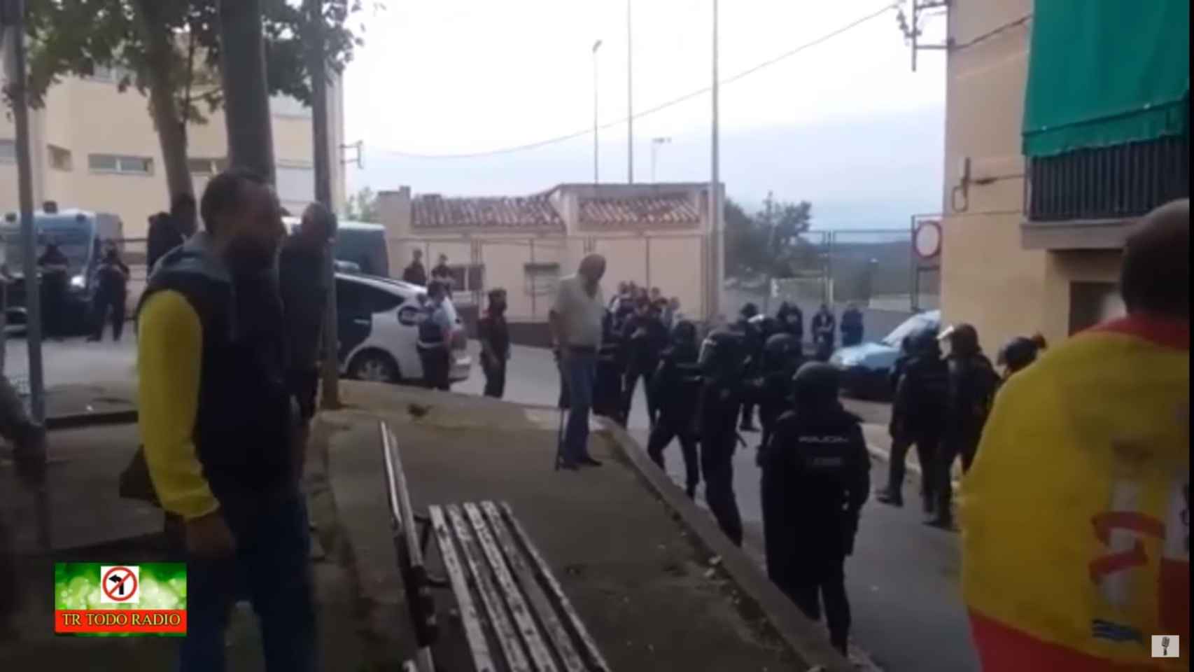 Lo nunca visto: gitanos defienden a la Guardia Civil tras romper urnas en Gerona