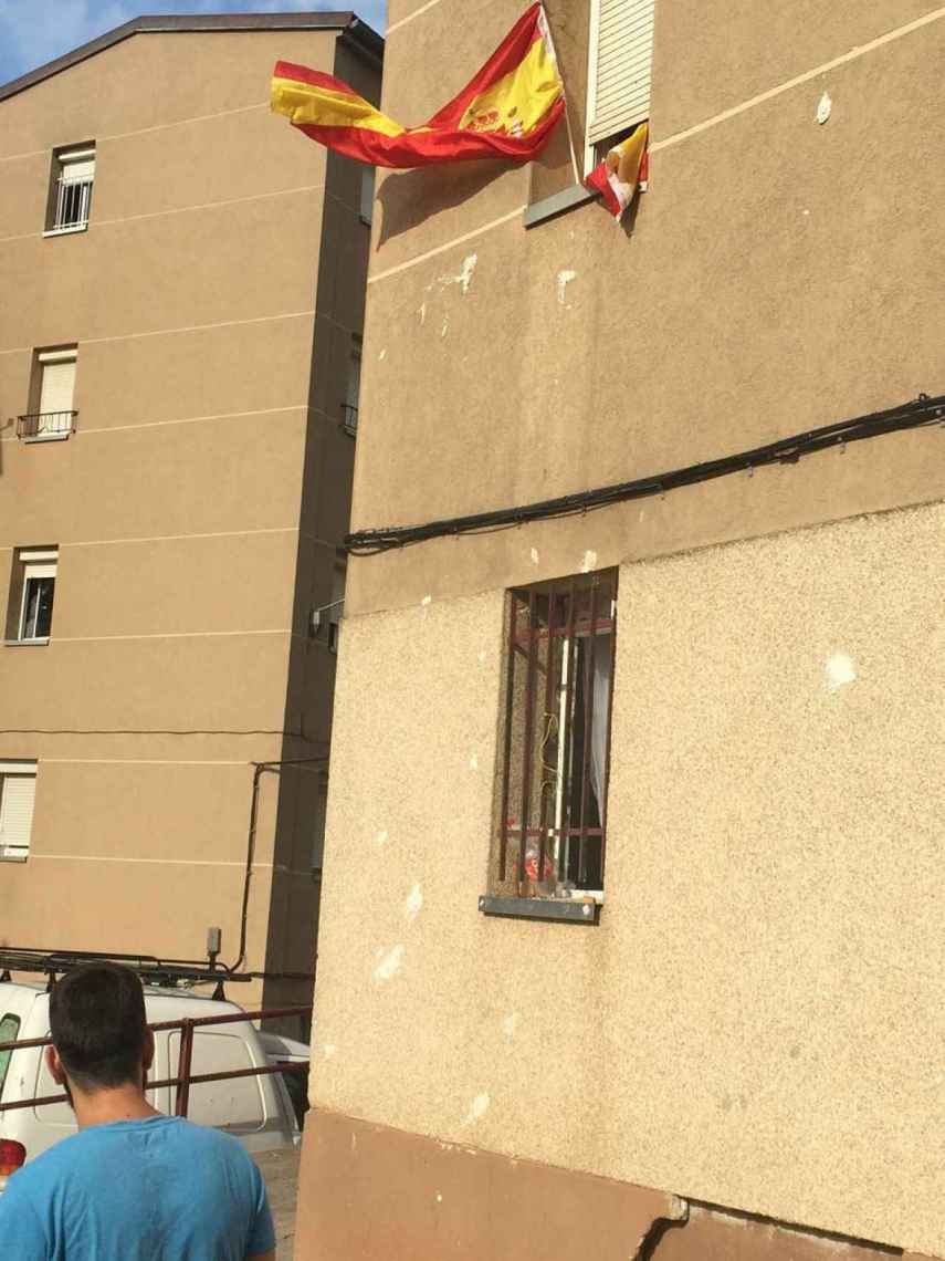 La única bandera que ondea en las ventanas de Vilarroja es la española.