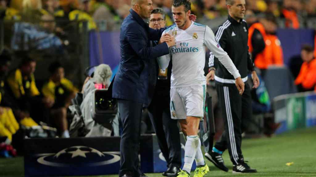 Gareth Bale saluda a Zidane en Dortmund tras ser cambiado.