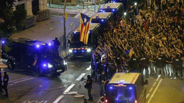 Concentración frente a la Jefatura de Policía en Barcelona, en el contexto del referéndum del 1-O.