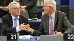 Juncker y Barnier, durante el debate en la Eurocámara sobre el 'brexit'