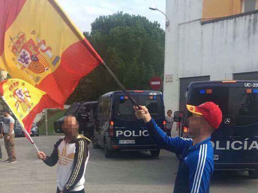 Dos vecinos ondean banderas españolas tras boicotear el referéndum en Vilarroja.
