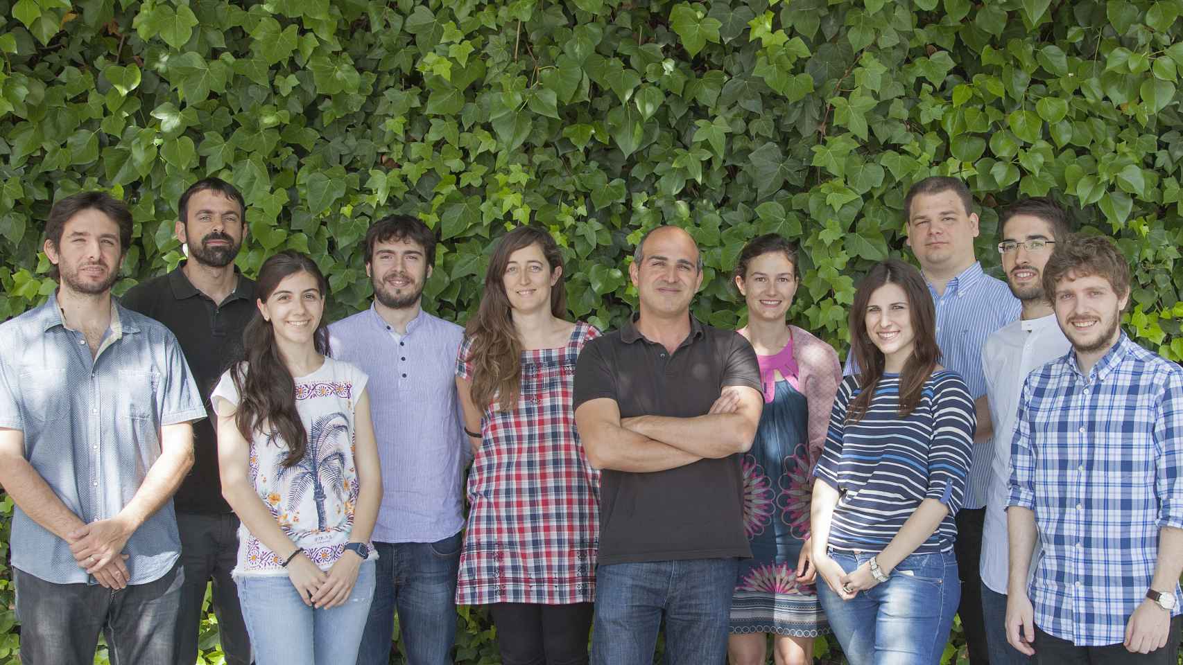 Hernán Míguez, de marrón en el centro, rodeado de los investigadores del MOM de Sevilla.