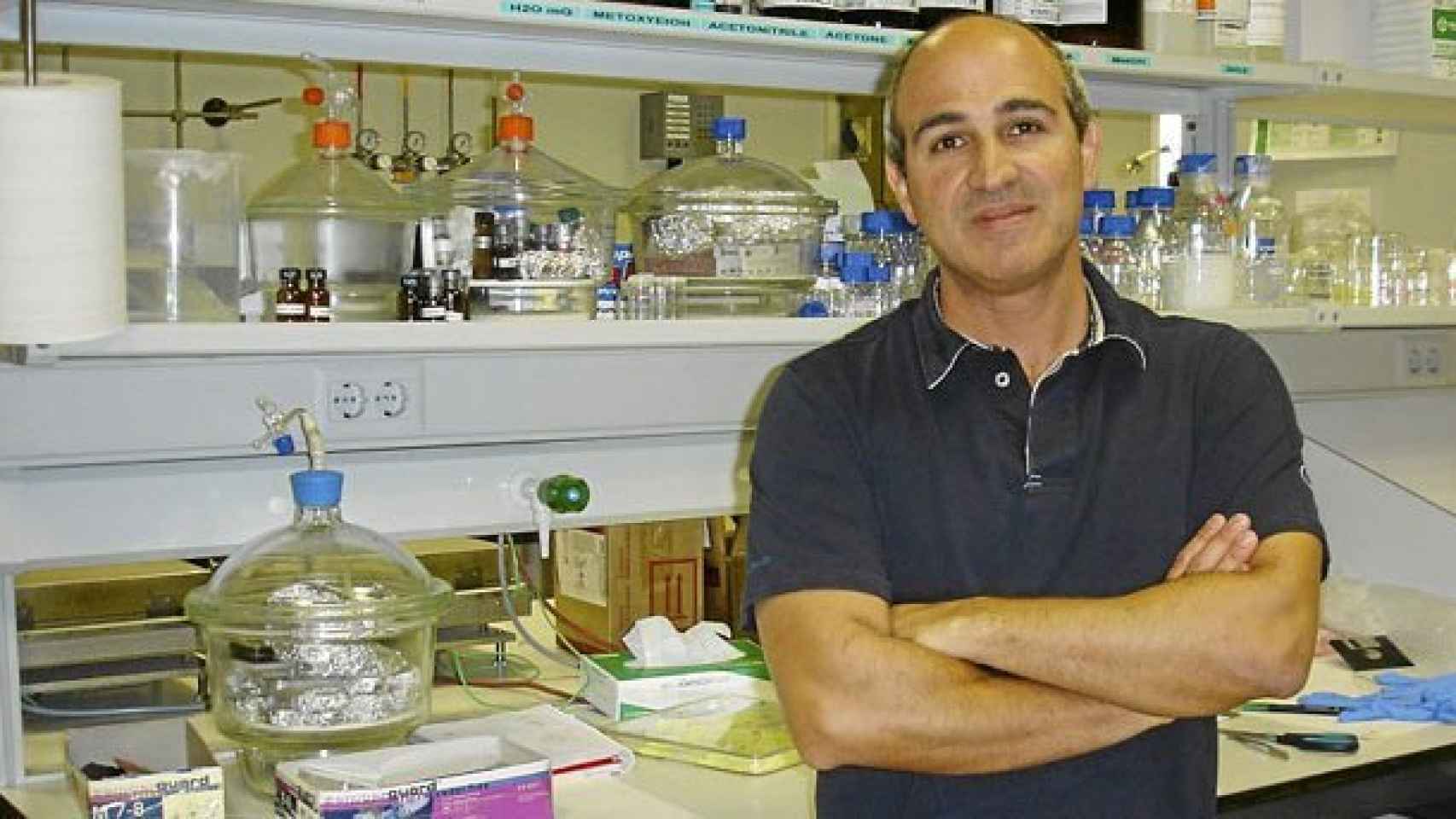Hernan Míguez en el laboratorio del MOM de Sevilla.