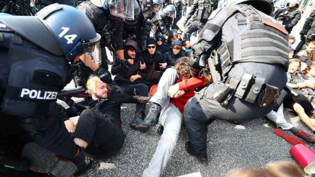La policía alemana tratando de retirar a los manifestantes que bloquean una de las calles.