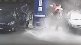 Enciende un cigarro en una gasolinera y le vacían un extintor encima