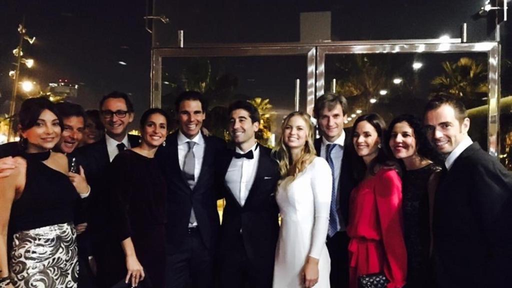 Los novios, el día de su boda, junto a unos amigos entre los que se encontraba Nadal.