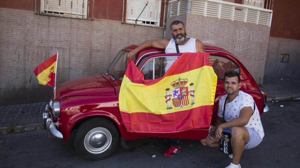 Antonio Santiago junto a un familiar luciendo las banderas de España en su Seat 600, matriculado en Barcelona.
