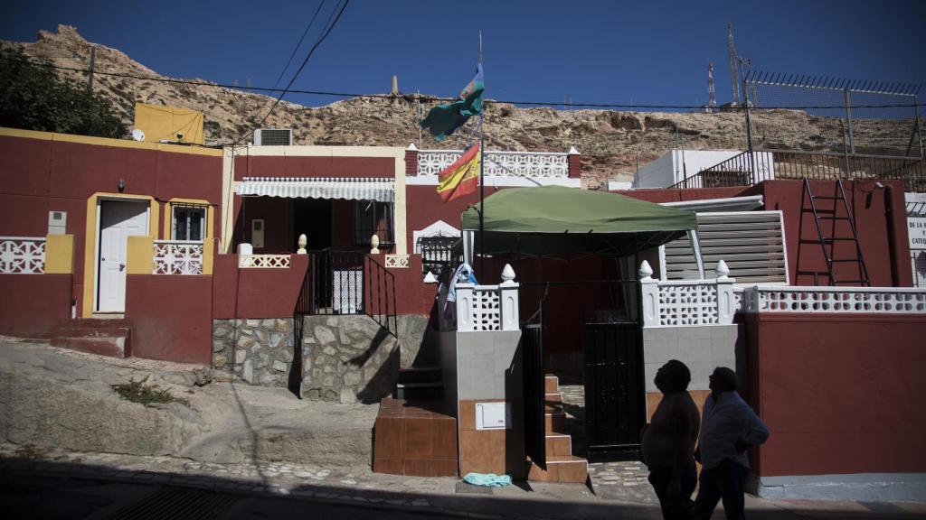 Las banderas del pueblo gitano y de España ondeando en una vivienda del barrio de la Chanca (Almería).