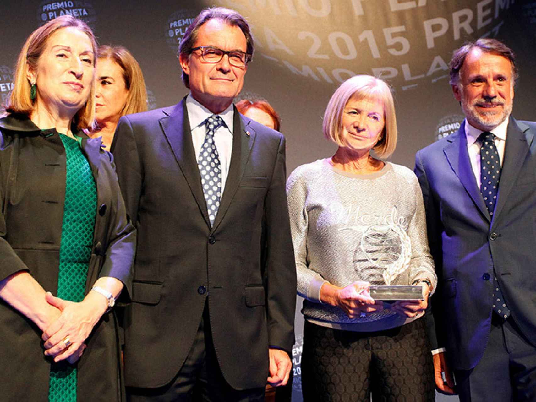 Alicia Giménez Bartlett, ganadora del Planeta 2015, junto a Ana Pastor, Artur Mas y José Creuheras.