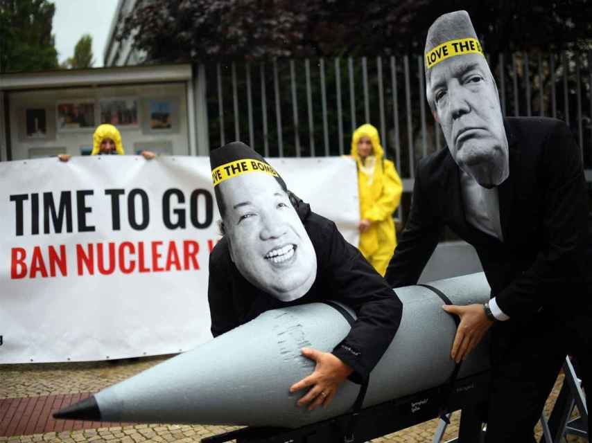 Una de las protestas del ICAN, con la imágen de Trump y Kim Jong-un.