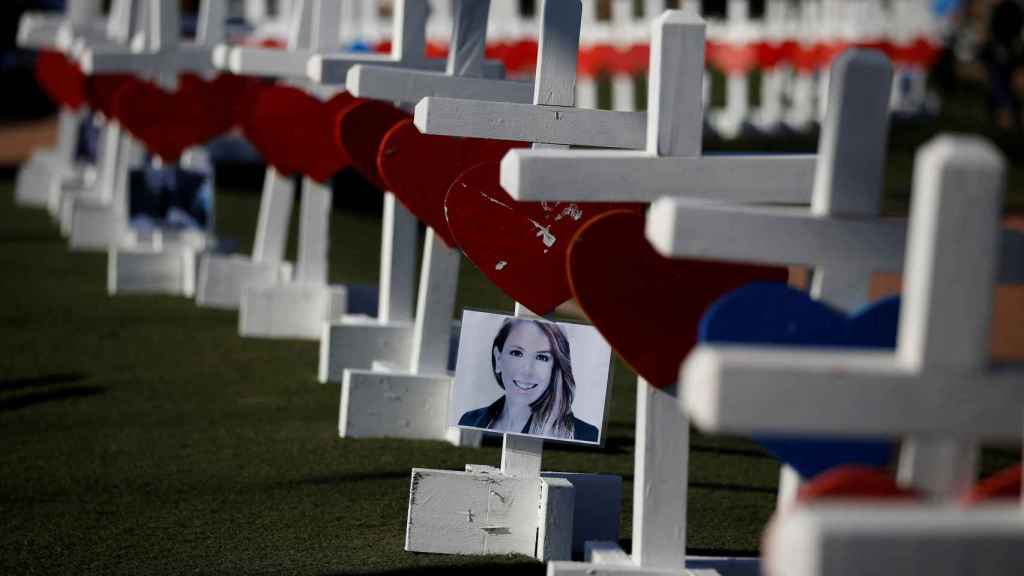 Cruces en honor a las víctimas del tiroteo en Las Vegas.