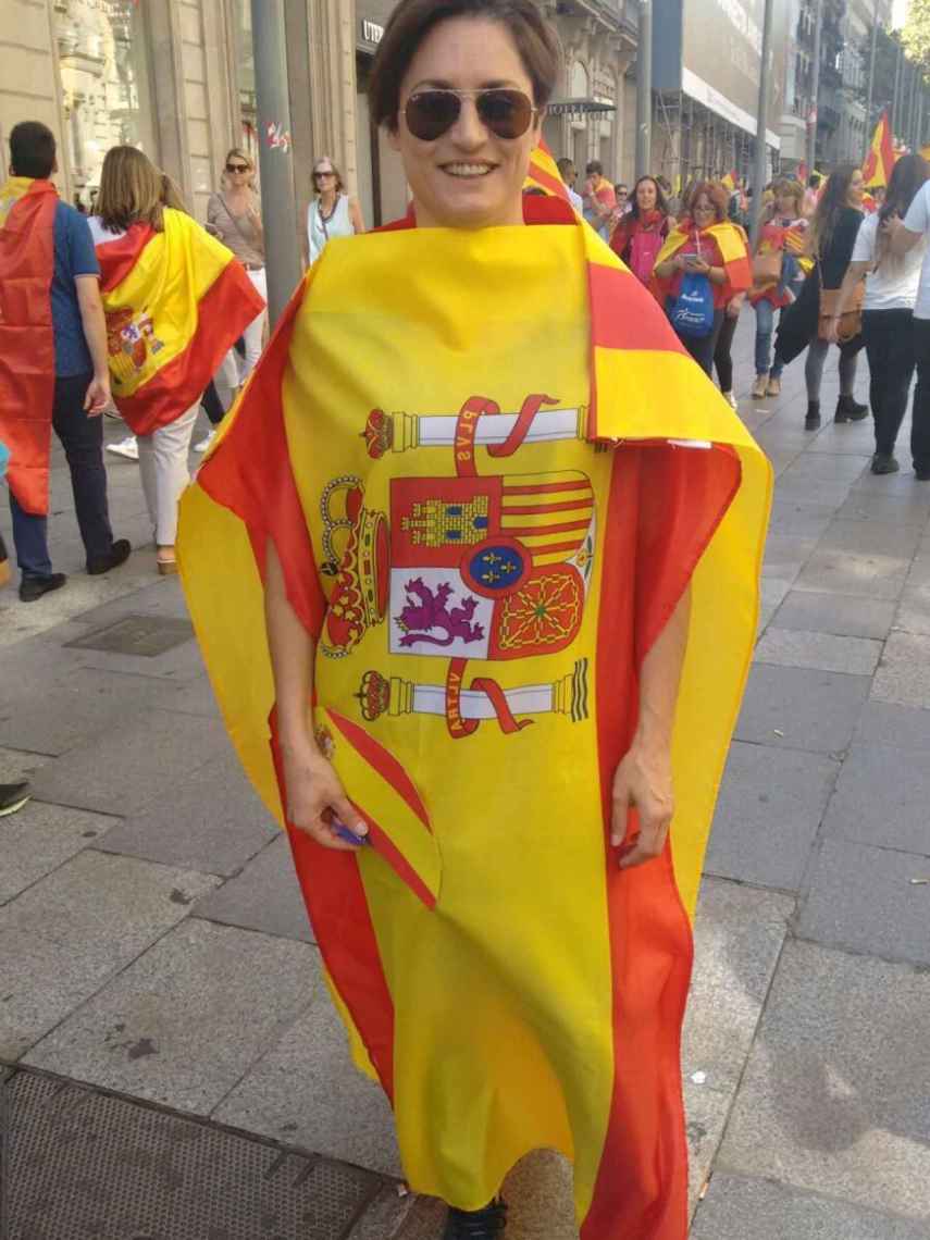 Posa envuelta en las dos banderas que lucieron a lo largo del día en Cataluña.