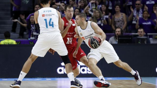 Fabien Causeur se aprovecha de un bloqueo de Ayón durante el partido.