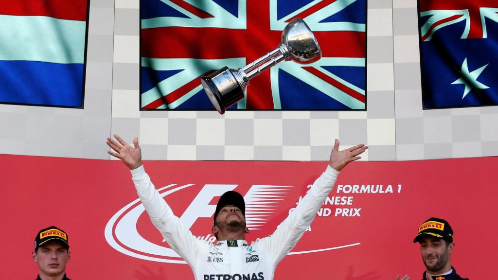 El inglés celebra su victoria en el podio.