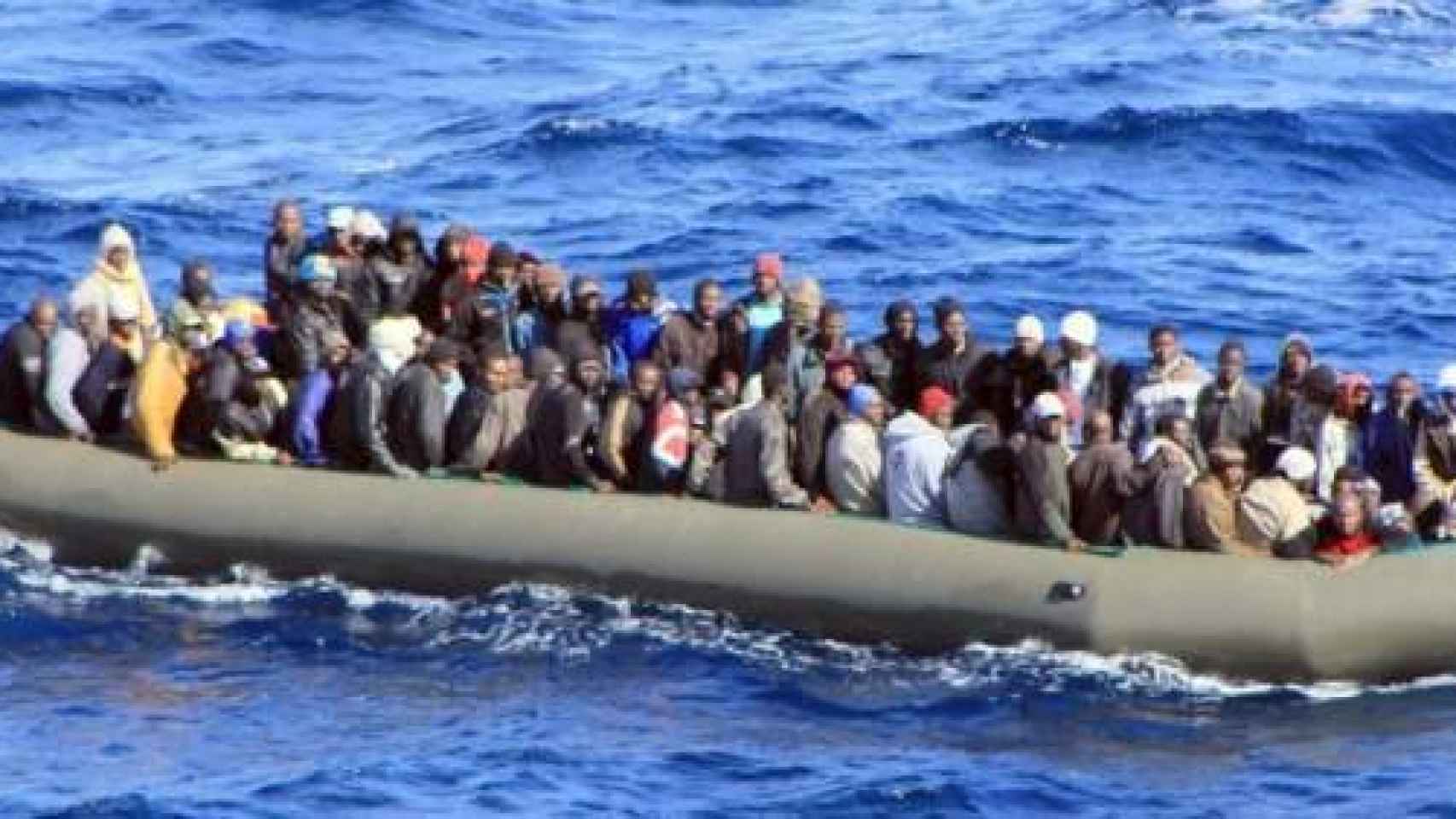 Una barcaza con inmigrantes en las costas de Lampedusa.