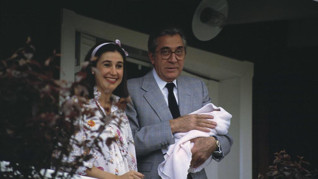 Jean Marie Rossi con su hija Cynthia en brazos.