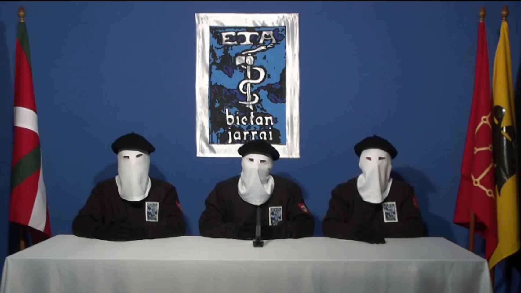 Fotograma del vídeo en el que ETA anunciaba su cese definitivo de la actividad armada.