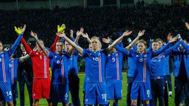 Los jugadores islandeses celebran la clasificación al Mundial de Rusia.
