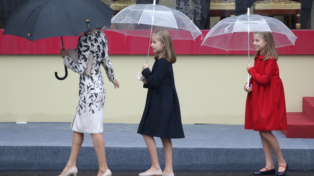 La reina Letizia y sus dos hijas, en el desfile del año pasado.
