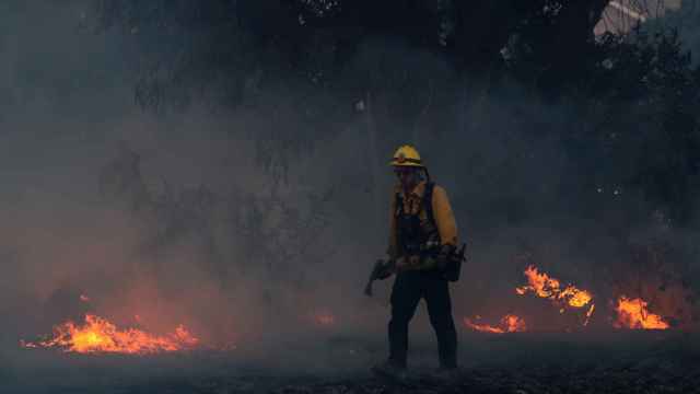 Un bombero lucha contra las llamas en Orange, California.