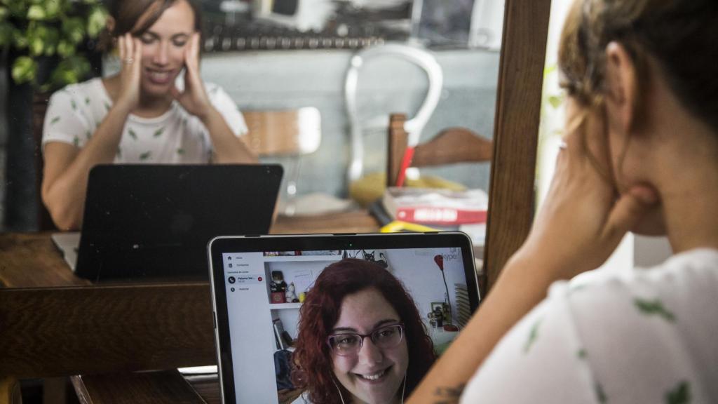 Paloma Vargas, periodista y coñoescritora, manteniendo una conversación con Erika a través de Skype.