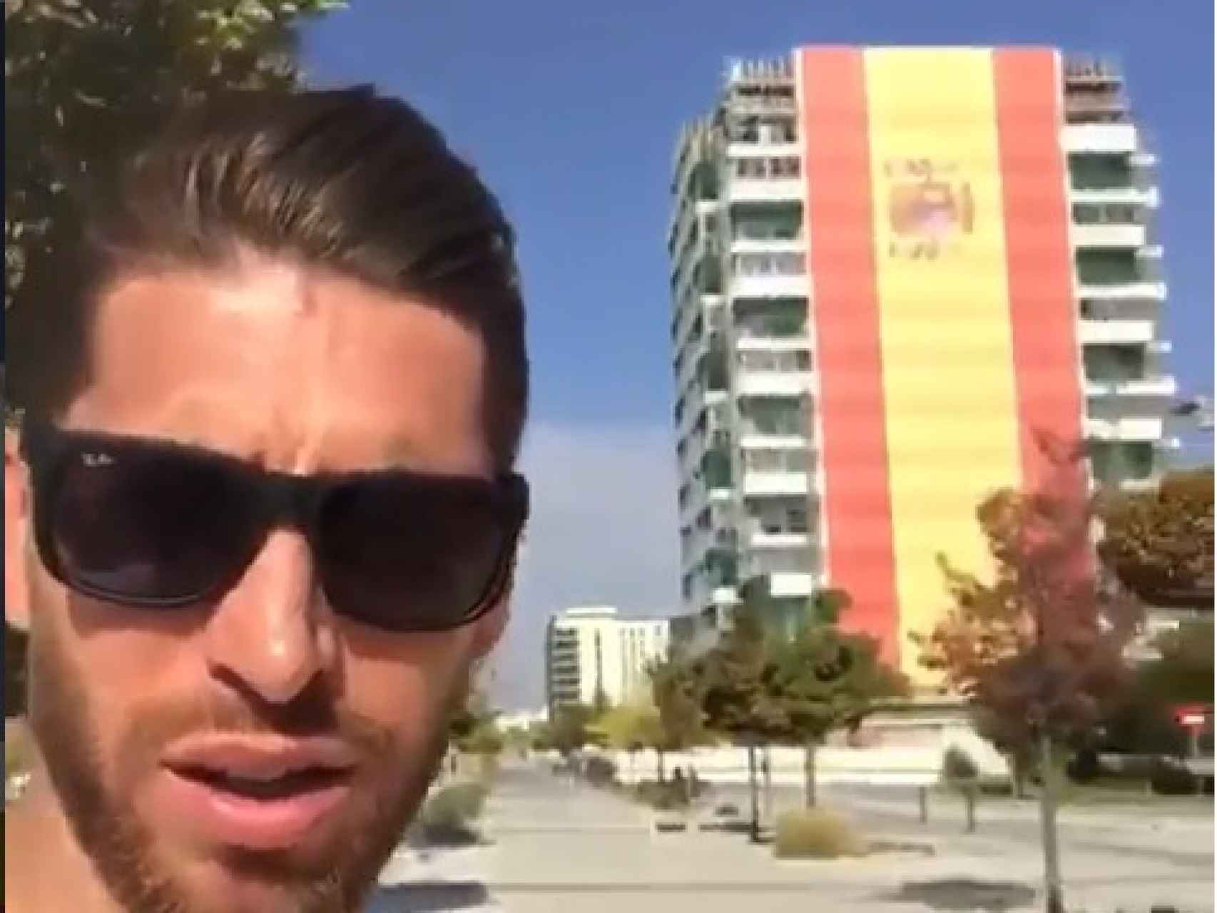 Sergio Ramos, con la gran bandera de España de fondo.