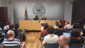 El tercer teniente alcalde, José Téllez, con el conferenciante Sergi Perelló en el ayuntamiento de Badalona.