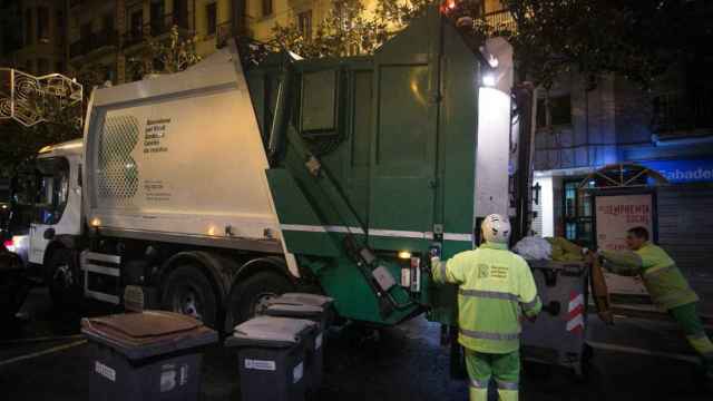 Un camión de recogida de basuras.