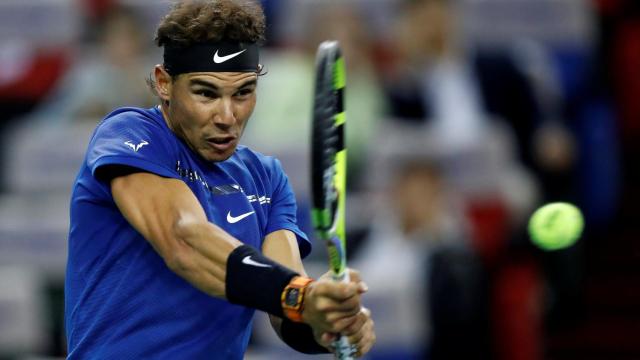 Nadal, golpeando un revés ante Fognini.