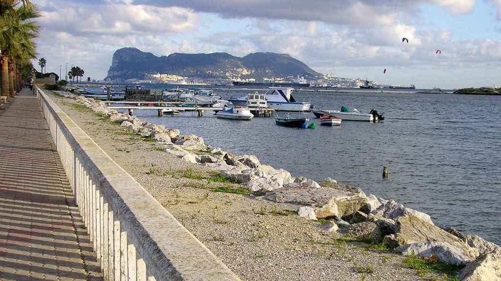 Paseo marítimo de Palmones (Cádiz) con Gibraltar al fondo.