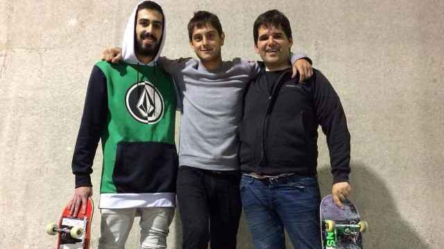 Ignacio, a la derecha, con sus amigos skaters de Londres.