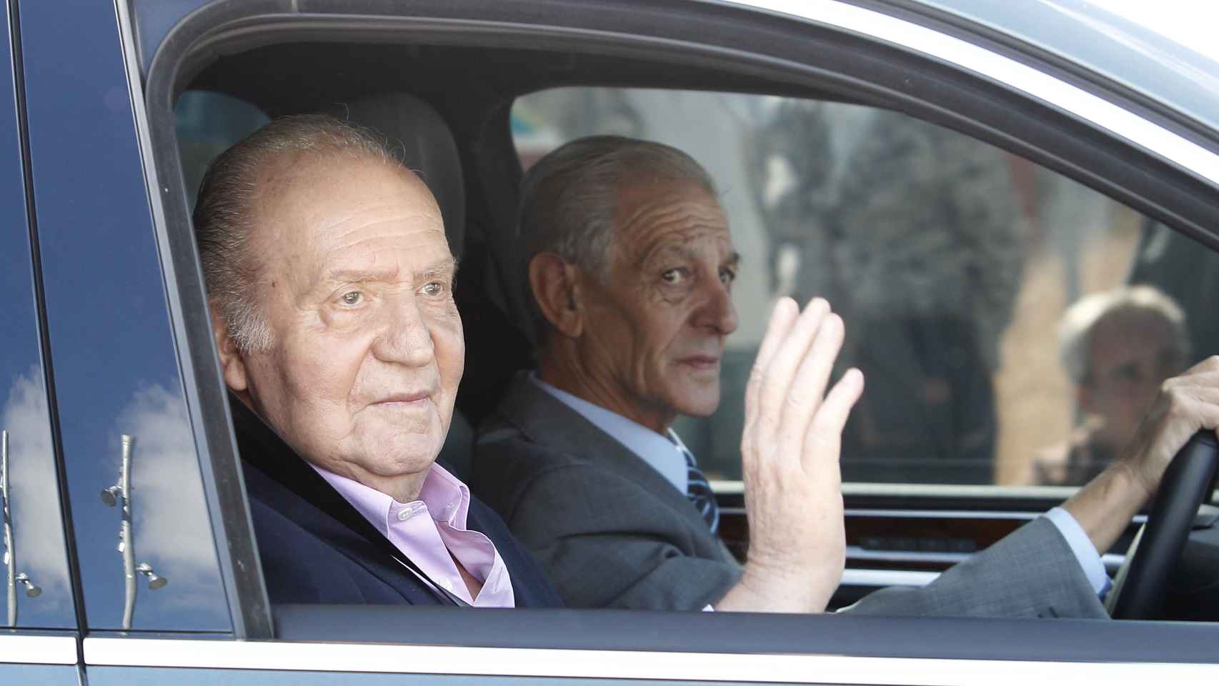 El rey emérito saliendo de la Clínica Quirón en octubre de 2013 junto a Valbuena