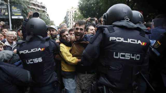 Dos policías mantienen un cordón policial en Barcelona el 1-O.