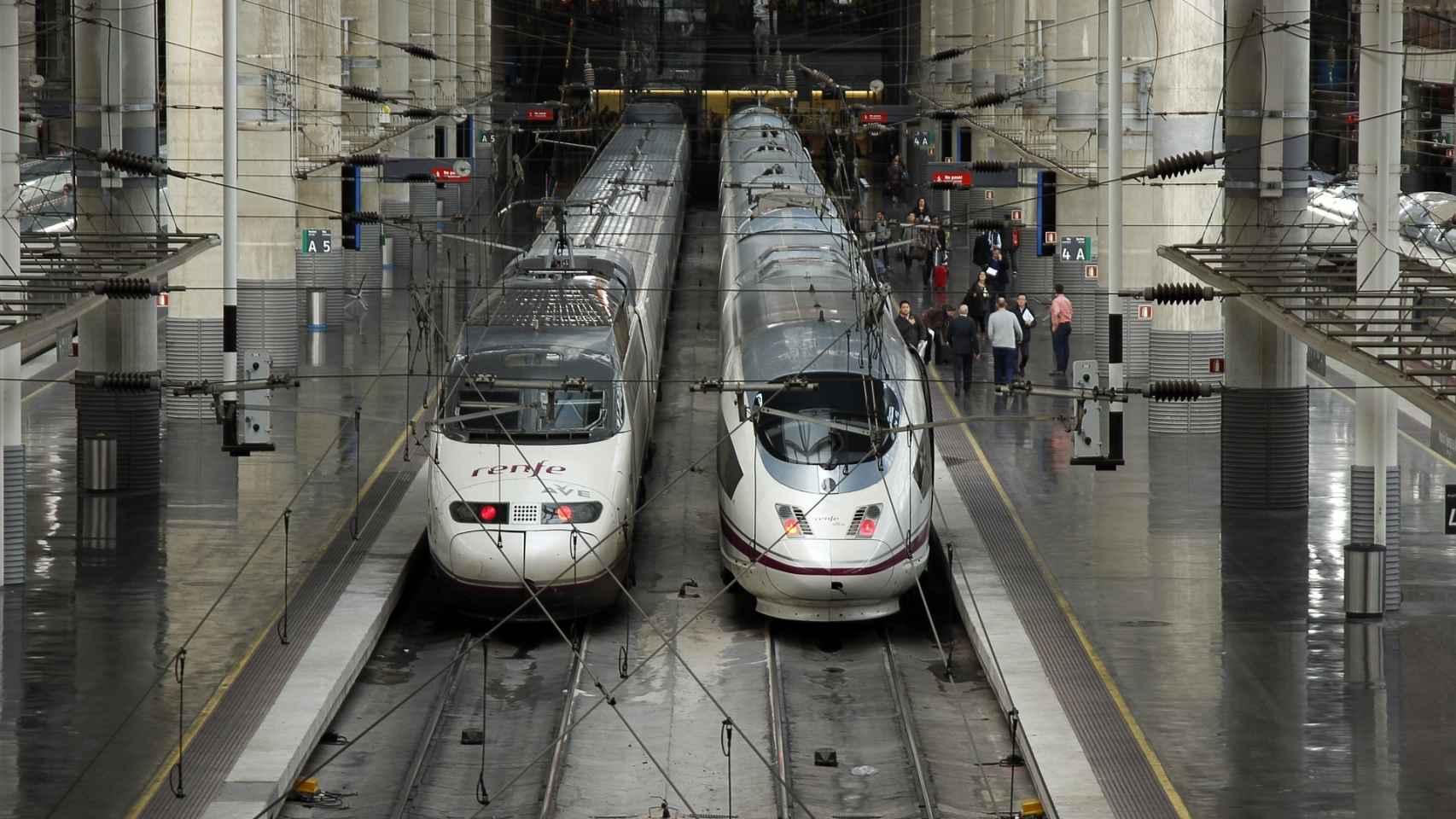 Dos AVE estacionados en la estación de Atocha, en Madrid.