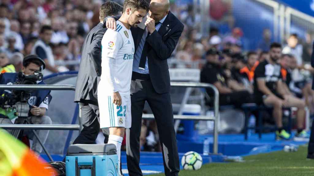 Zidane da órdenes a Isco antes de salir al terreno de juego en el Getafe - Real Madrid.