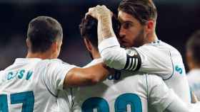 Lucas y Ramos celebran un gol de Isco