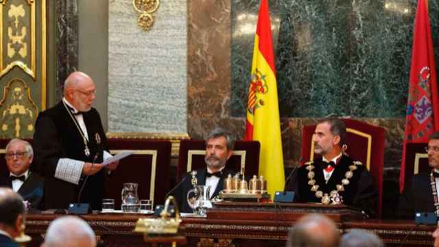 El fiscal general lee su discurso en la ceremonia de apertura del año judicial