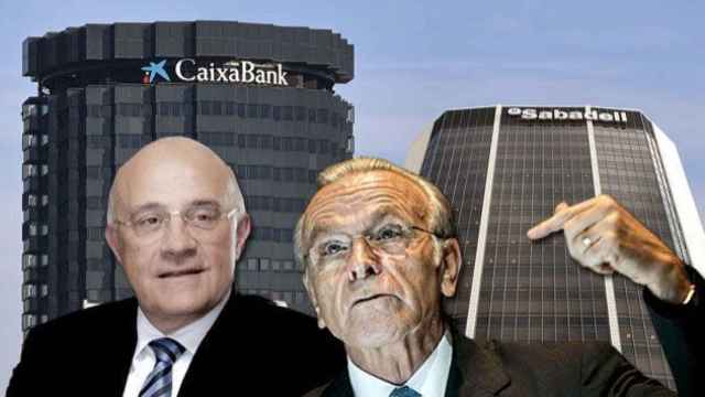 Isidro Fainé (i), presidente de la Fundación Bancaria la Caixa, y su homólogo en Banco Sabadell, Josep Oliu (d), junto a los principales edificios de las dos entidades en Barcelona.