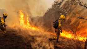 Un bombero trata de apagar las llamas en Constante (Lugo).