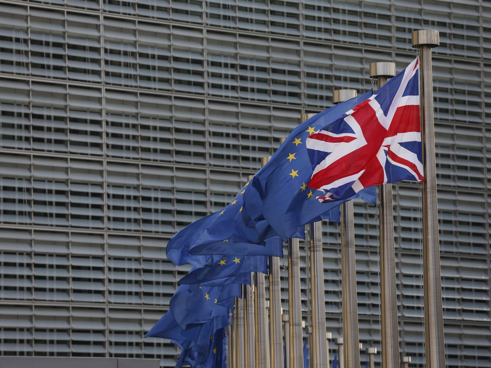 La bandera británica ondea junto a banderas europeas en la sede de la Comisión
