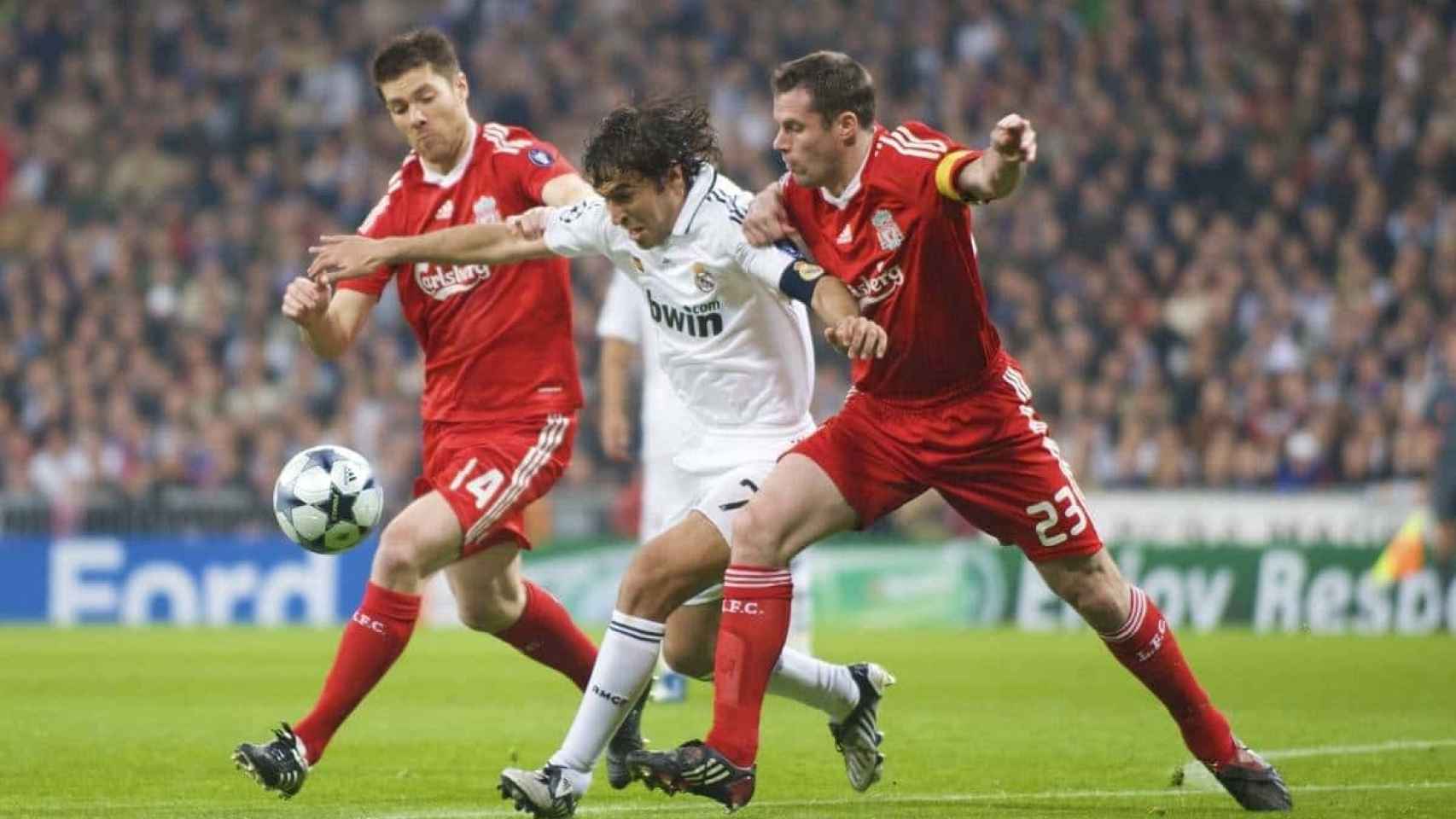 Xabi Alonso, Raúl y Carragher en la eliminatoria con el Liverpool de 2009.