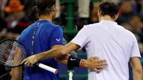 Nadal y Federer se saludan tras la final de Shanghái.