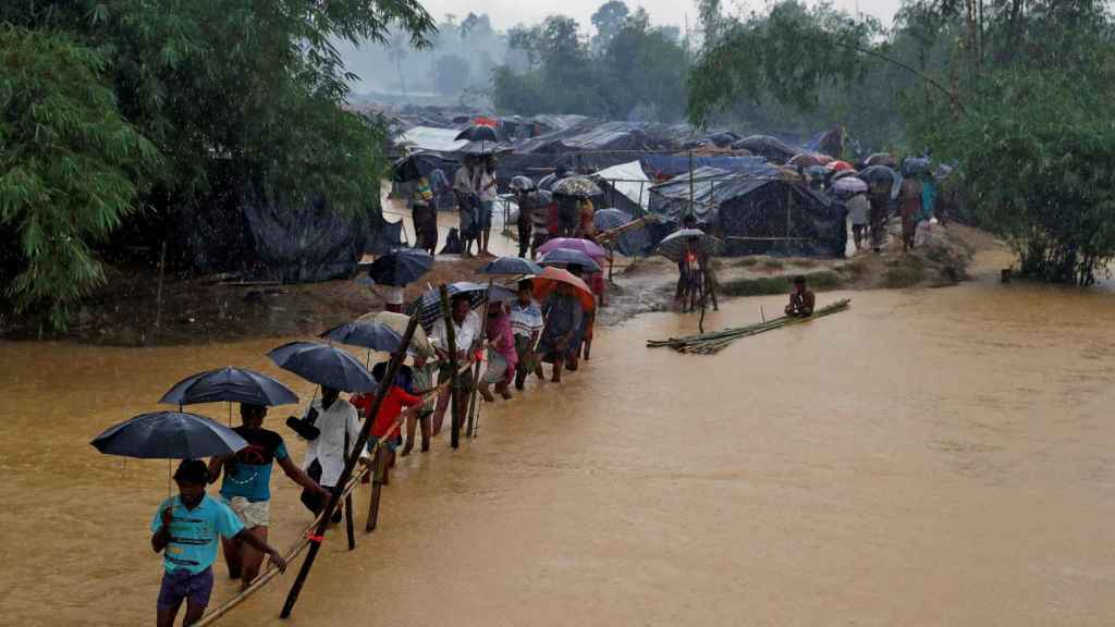 La gente cruza el río desde el campamento de refugiados rohingya en Cox's Bazar.