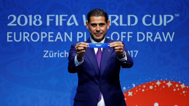 Fernando Hierro saca el nombre de Italia en el sorteo.