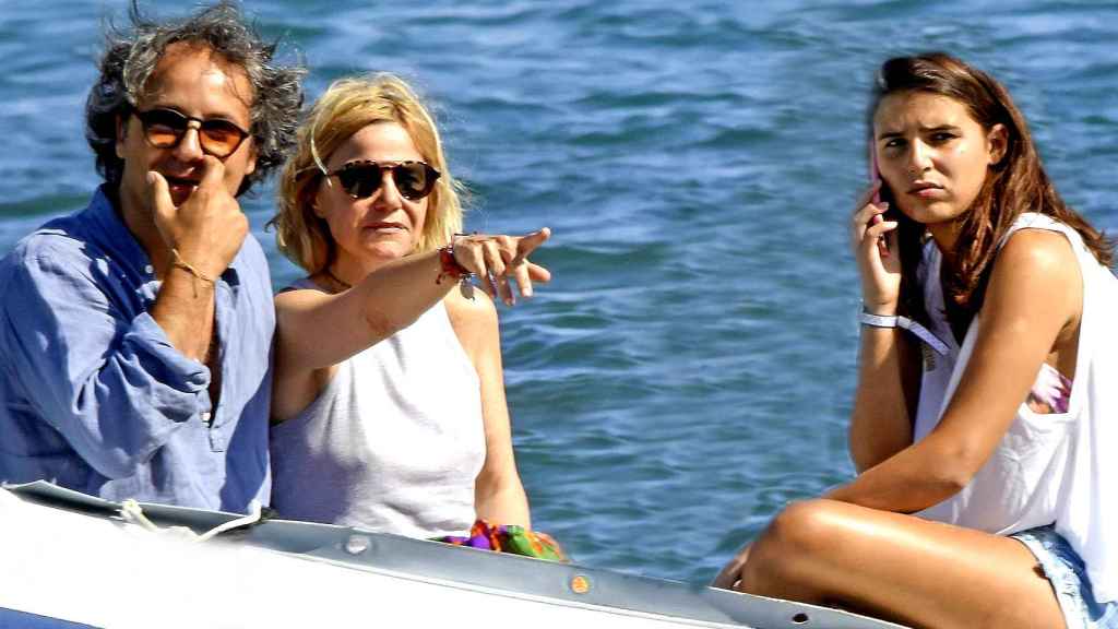 Narcís Rebollo, Eugenia Martínez de Irujo y su hija, Tana, en alta mar este verano.