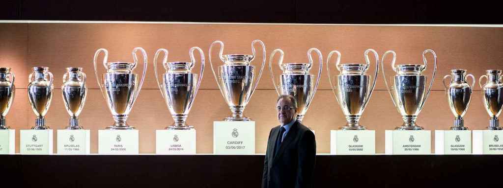 Florentino Pérez, en la sala de juntas del estadio Santiago Bernabéu con las 12 Copas de Europa del Real Madrid.