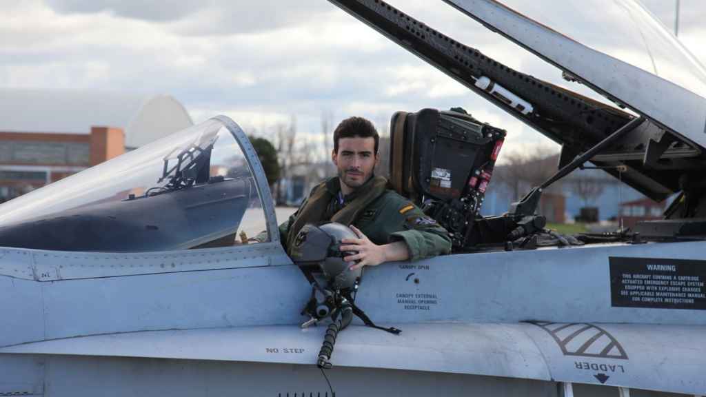 Fernando Pérez, a bordo de uno de los aviones del Ala 12 del Ejército del Aire.