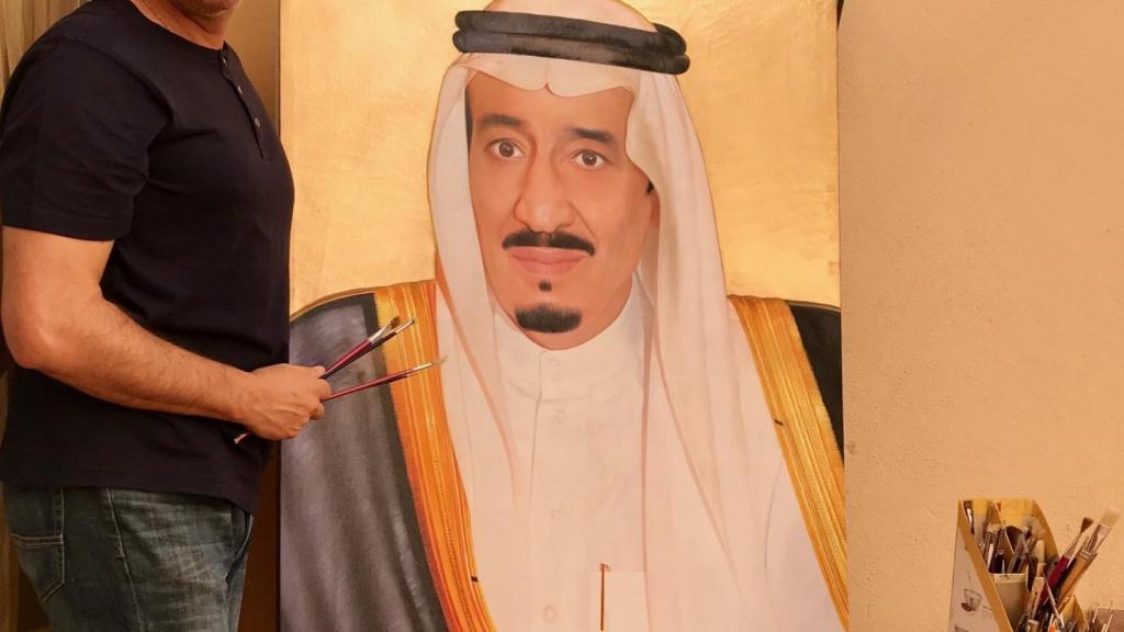 Marcos junto al retrato del rey de Arabia Saudí.